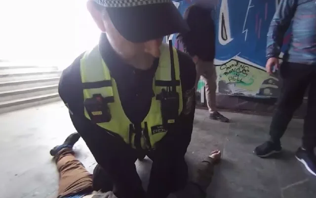 VIDEO: Strážníci bojovali o život muže, zkolaboval v nechvalně proslulém podchodu po užití fentanylu