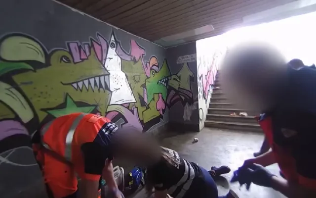 VIDEO: Strážníci bojovali o život muže, zkolaboval v nechvalně proslulém podchodu po užití fentanylu