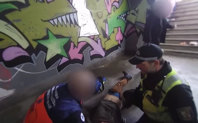 VIDEO: Strážníci bojovali o život muže, zkolaboval v nechvalně proslulém podchodu po užití fentanylu