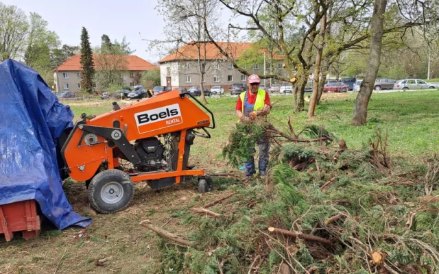 Kácení dřevin a demolice starých garáží. V areálu Rokycanské nemocnice se pohybují dělníci