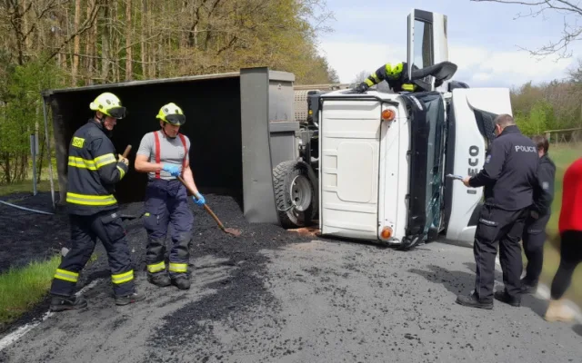 Řidička převrátila náklaďák a vysypala na silnici asfalt, při další nehodě se střetl traktor, dodávka a náklaďák