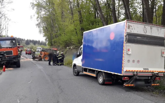 Při další nehodě se střetl nákladní vůz, traktor a dodávka