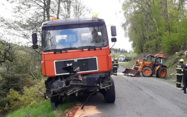 Při další nehodě se střetl nákladní vůz, traktor a dodávka