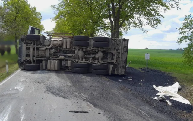 Řidička převrátila náklaďák a vysypala na silnici asfalt, při další nehodě se střetl traktor, dodávka a náklaďák