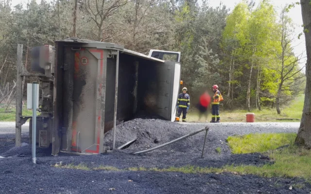 Řidička převrátila náklaďák a vysypala na silnici asfalt, při další nehodě se střetl traktor, dodávka a náklaďák