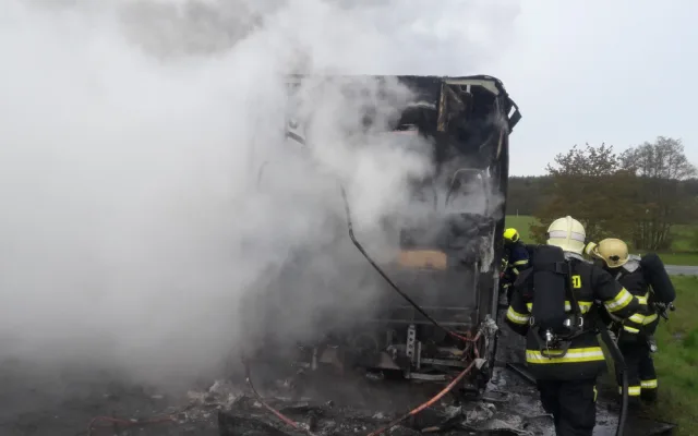 Plameny zcela zlikvidovaly autobus na silnici I/20. Vozidlem cestovalo 44 pasažérů
