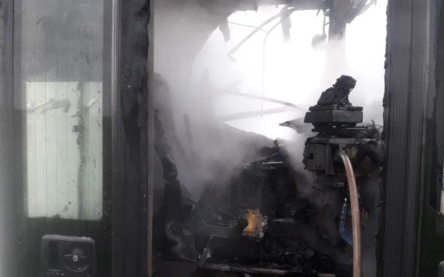 Plameny zcela zlikvidovaly autobus na silnici I/20. Vozidlem cestovalo 44 pasažérů