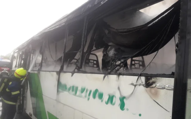 Plameny zcela zlikvidovaly autobus na silnici I/20. Vozidlem cestovalo 44 pasažérů