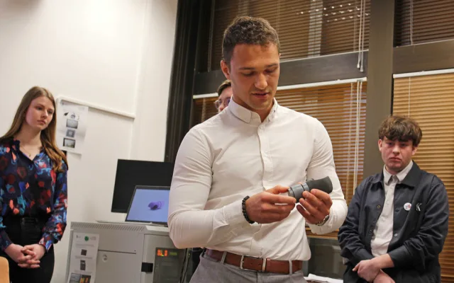 Prototyp smart protézy studující vytiskli na 3D tiskárně