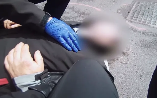 VIDEO: Muž zkolaboval a bezvládně ležel na rušné ulici, byl promodralý a nereagoval