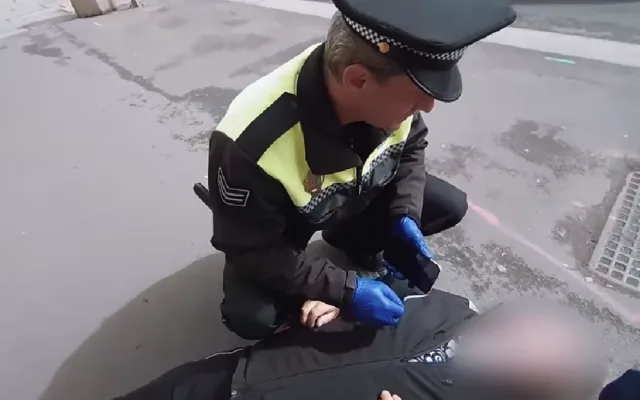 VIDEO: Muž zkolaboval a bezvládně ležel na rušné ulici, byl promodralý a nereagoval