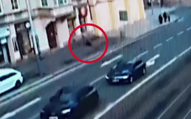 VIDEO: Muž zkolaboval a bezvládně ležel na rušné ulici, byl promodralý a nereagoval
