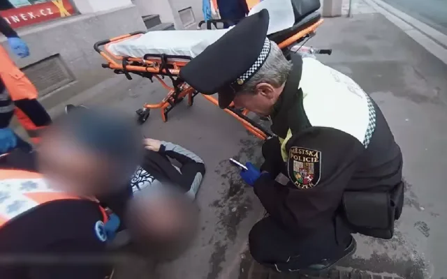 VIDEO: Muž zkolaboval a bezvládně ležel na rušné ulici, byl promodralý a nereagoval