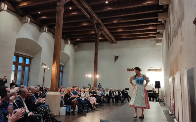 FOTOGALERIE: Netradiční přehlídka historických kostýmů připomněla závažnost rakoviny. Modely se stali sami pacienti