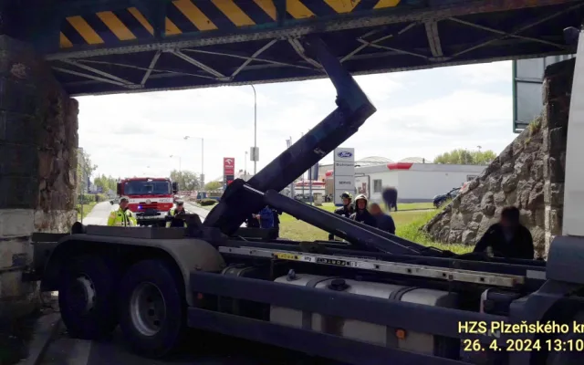 Nechvalně proslulá gilotina má další oběť. Pod nebezpečný most se nevešel nákladní automobil s ramenem