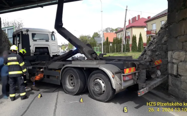 Nechvalně proslulá gilotina má další oběť. Pod nebezpečný most se nevešel nákladní automobil s ramenem