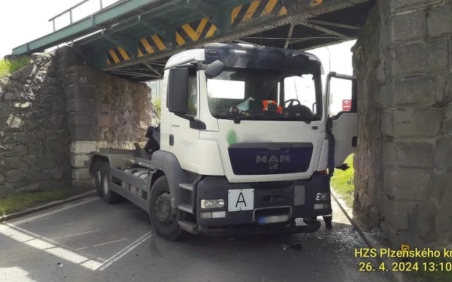 Nechvalně proslulá gilotina má další oběť. Pod nebezpečný most se nevešel nákladní automobil s ramenem