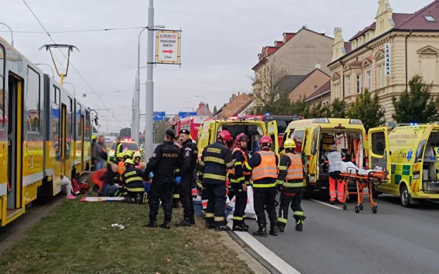 Za srážku dvou tramvají, při které se zranilo téměř 30 lidí, může řidič zadní soupravy, uzavřela inspekce