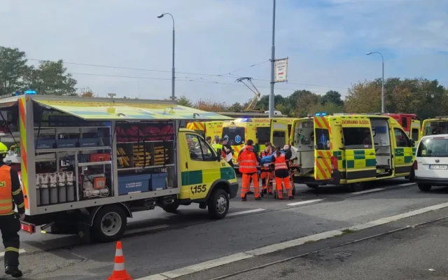 Za srážku dvou tramvají, při které se zranilo téměř 30 lidí, může řidič zadní soupravy, uzavřela inspekce
