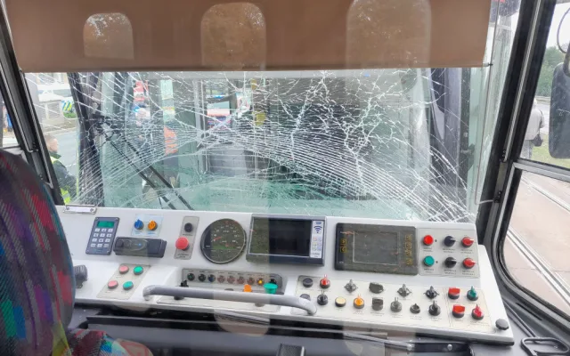 Za srážku dvou tramvají, při které se zranilo téměř 30 lidí, může řidič zadní soupravy, uzavřela inspekce