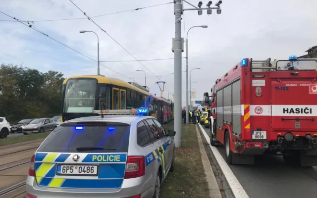 Za srážku dvou tramvají, při které se zranilo téměř 30 lidí, může řidič druhé soupravy, uzavřela inspekce