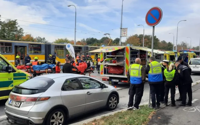 Za srážku dvou tramvají, při které se zranilo téměř 30 lidí, může řidič druhé soupravy, uzavřela inspekce