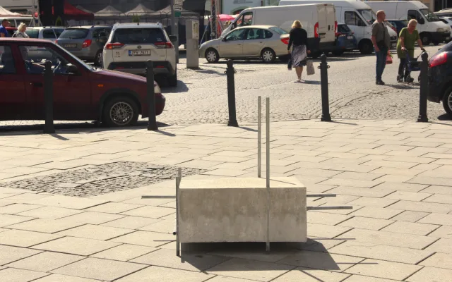 Kolem tohoto díla procházejí lidé na náměstí Míru