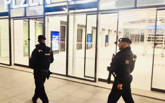 Po zuby ozbrojení policisté s dlouhými zbraněmi vyrážejí do ulic. Platí první stupeň ohrožení terorismem