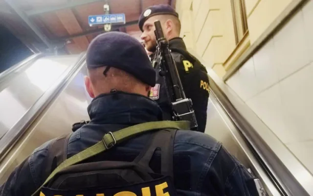 Po zuby ozbrojení policisté s dlouhými zbraněmi vyrážejí do ulic. Platí první stupeň ohrožení terorismem
