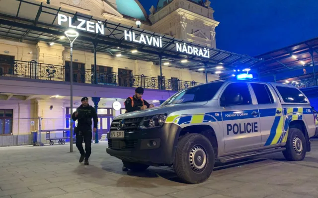 Po zuby ozbrojení policisté s dlouhými zbraněmi vyrážejí do ulic. Platí první stupeň ohrožení terorismem
