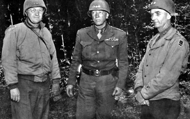 Generál Patton s generály 3. armády. Vlevo gen. Eddy, velitel XII.sboru, vpravo gen. Mc Bride velitel XX. Sboru
