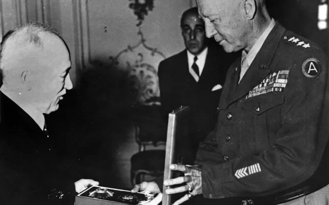 Pražský hrad. Prezident Beneše vyznamenává slavného generála řádem Bílého lva I. třídy