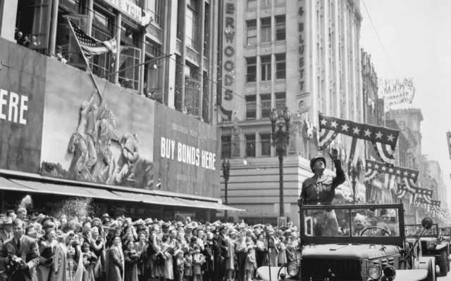 Los Angeles 9. června 1945. Patton je bouřlivě vítán po návratu do USA
