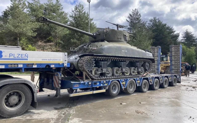 Jako jediný v Česku vlastní pojízdný americký tank Sherman, teď renovuje další pro muzeum generála Pattona