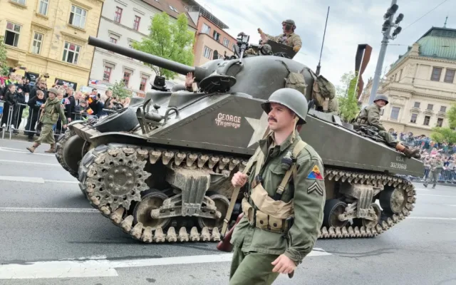 FOTO: Tisícovky lidí nadšeně sledovaly Konvoj svobody, městem projelo téměř 300 kusů vojenských historických vozidel