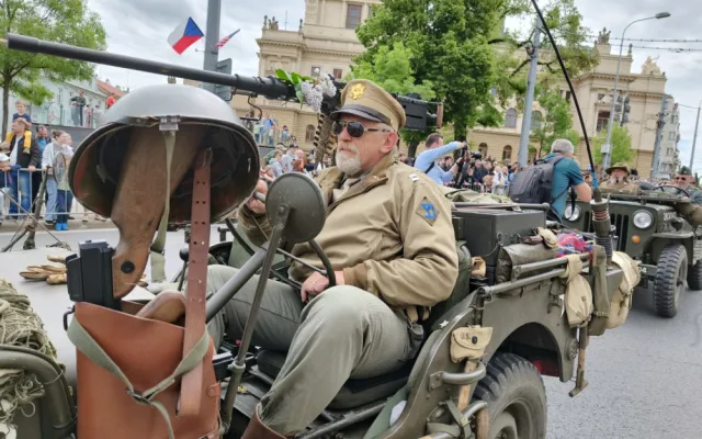 FOTO: Tisícovky lidí nadšeně sledovaly Konvoj svobody, městem projelo téměř 300 kusů vojenských historických vozidel