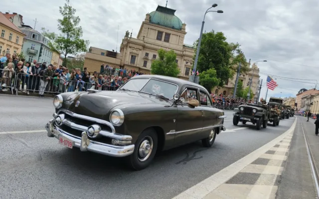 FOTO: Tisícovky lidí nadšeně sledovaly Konvoj svobody, městem projelo téměř 300 kusů vojenských historických vozidel