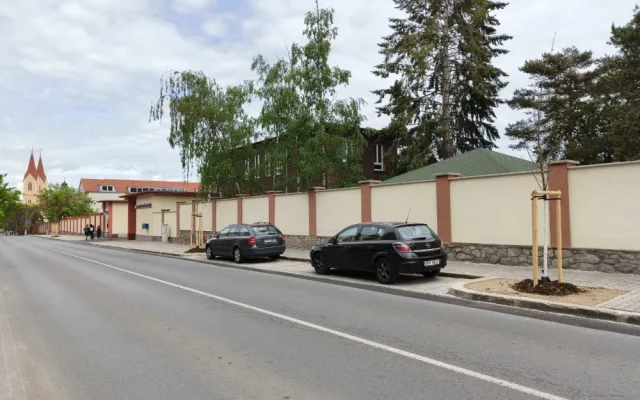 U fakultní nemocnice na Borech vzniklo 52 nových parkovacích míst, přibylo i stromů