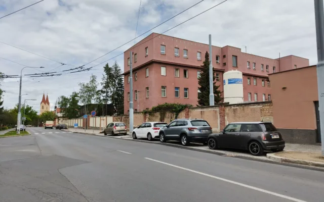 U fakultní nemocnice na Borech vzniklo 52 nových parkovacích míst, přibylo i stromů