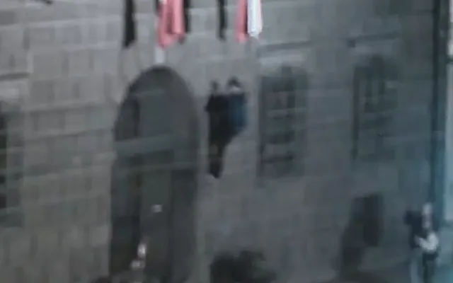 VIDEO: Muž šplhal na budovu historické radnice pro vlajku, tvrdě narazil a rozplácl se na zemi