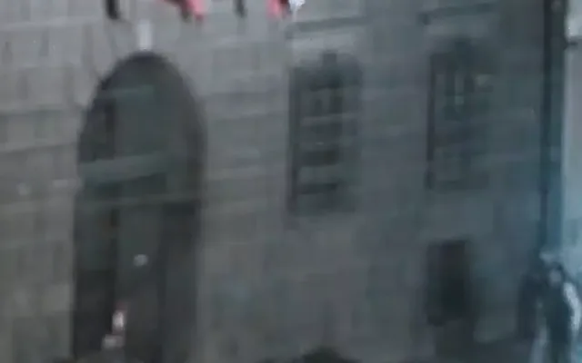 VIDEO: Muž šplhal na budovu historické radnice pro vlajku, tvrdě narazil a rozplácl se na zemi