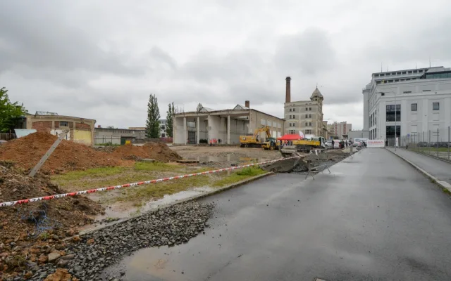 Začala stavba osmipodlažního parkovacího domu za 198 milionů, pojme přes 400 aut