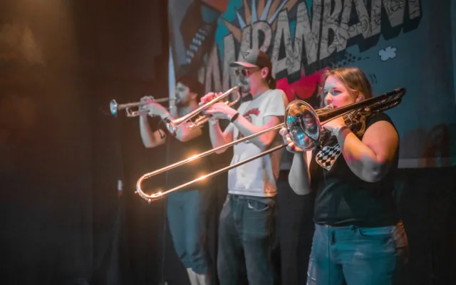 Ostrý ska-punk skupiny Rambanbám je divoký a hravý živel, který nikoho nenechá v klidu