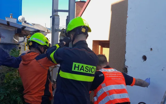 Šestašedesátiletý muž se zřítil do osm metrů hluboké studny, vysvobodit ho museli hasiči