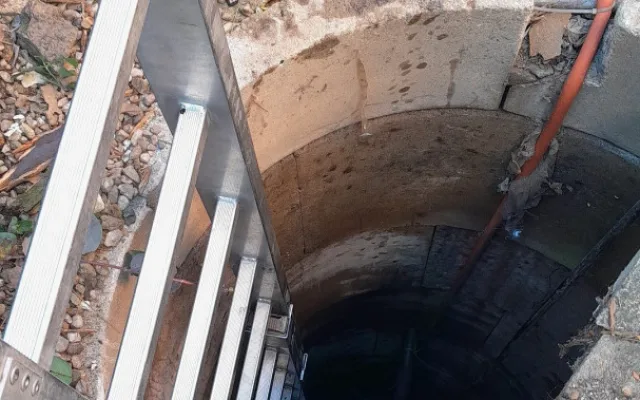 Šestašedesátiletý muž se zřítil do osm metrů hluboké studny, vysvobodit ho museli hasiči