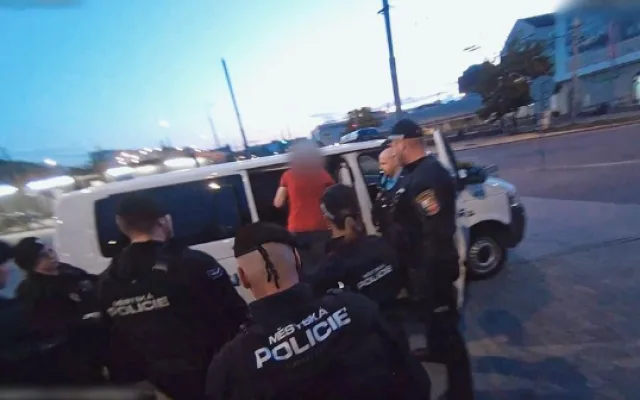 VIDEO: Opilý muž vyhrožoval se zaťatými pěstmi strážníkům, kteří zrovna řešili bezdomovce u nádraží