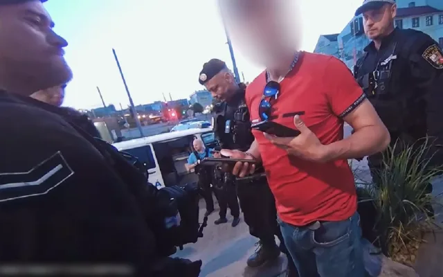 VIDEO: Opilý muž vyhrožoval se zaťatými pěstmi strážníkům, kteří zrovna řešili bezdomovce u nádraží