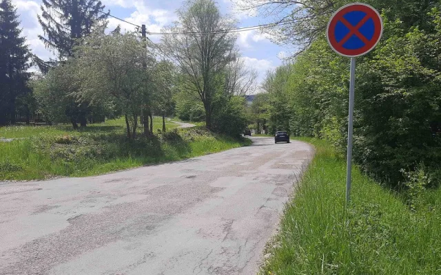 Silnice k nemocnici je samá díra, město začalo s opravou povrchu. Řidiči musí počítat s omezením