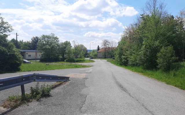 Silnice k nemocnici je samá díra, město začalo s opravou povrchu. Řidiči musí počítat s omezením