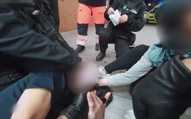 VIDEO: Strážníci ošetřovali muže po pádu z eskalátorů i nešťastníka, který se pořezal při krájení masa